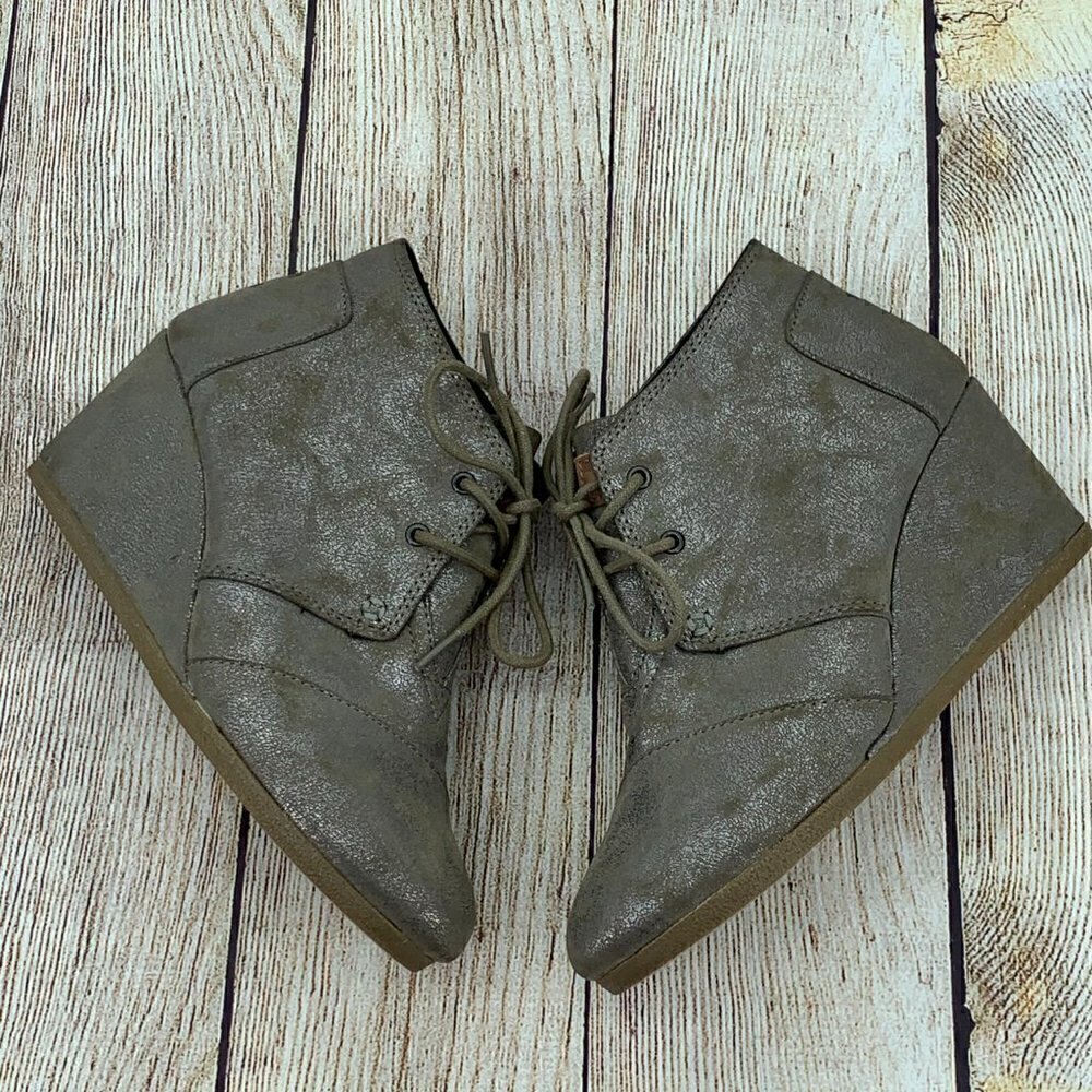 Toms Beige w/ Silver Metallic Overlay Wedges - Picture 3 of 10